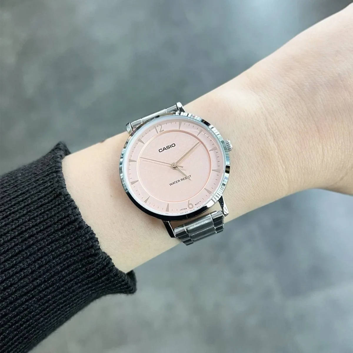 نمای ساعت روی مچ دست