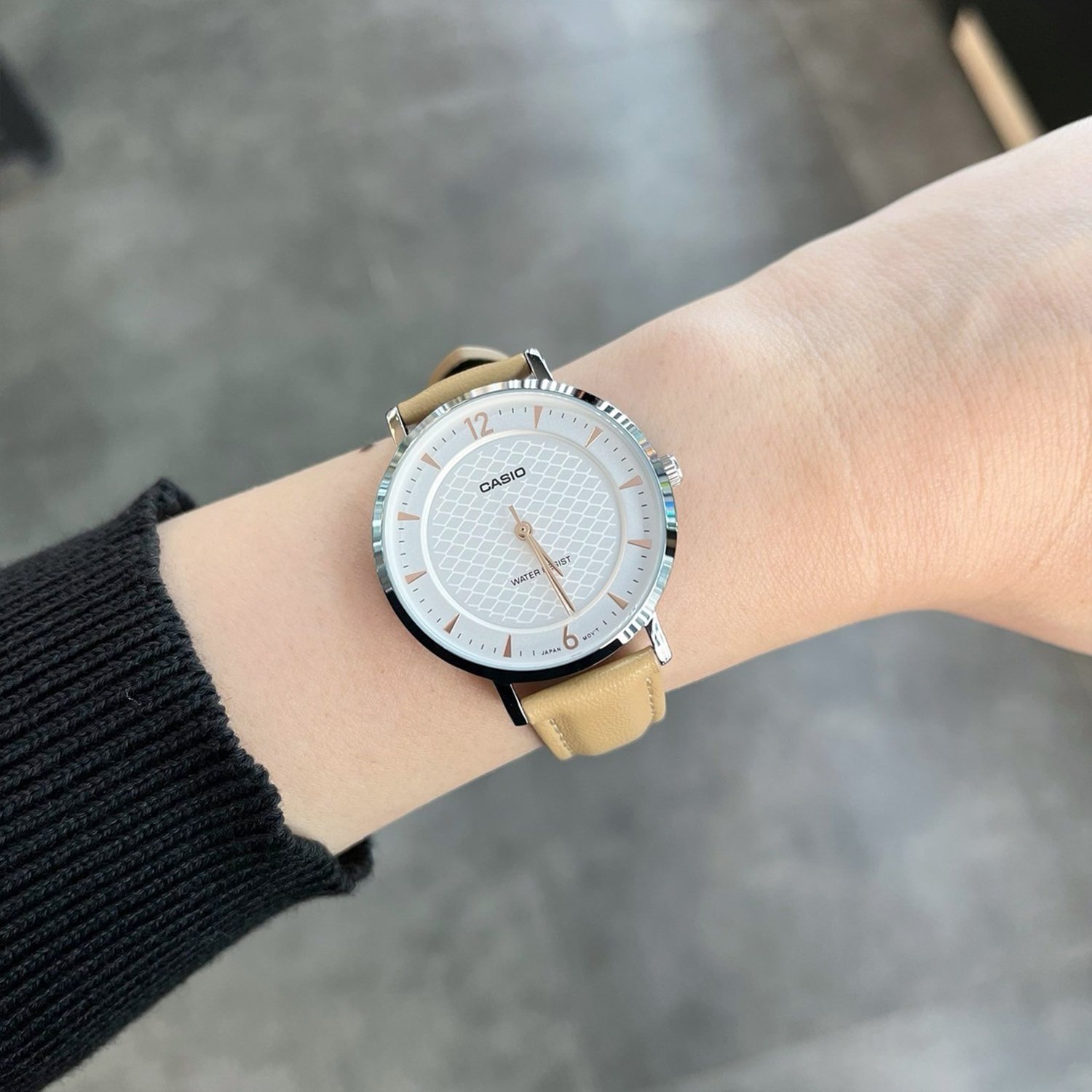 نمای از بسته شدن کاسیو روی مچ دست