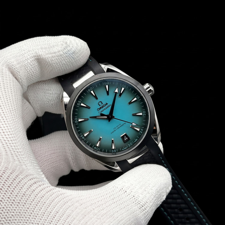 ساعت مچی امگا مدل Seamaster Aqua Terra با صفحه آبی گرادینت و بند رابر مشکی